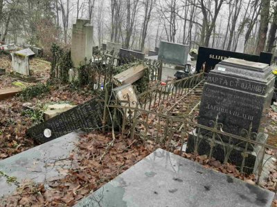 Разрушено гробље и спомен костурница у Глини