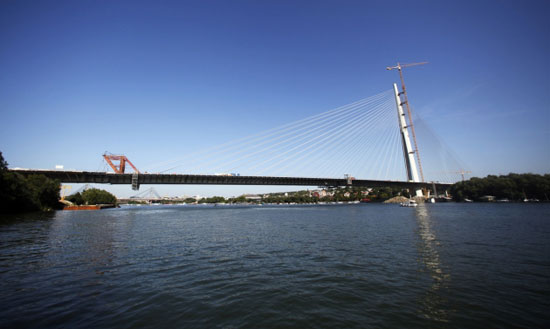 Мост преко Саве код Аде Циганлије, који урбанистичким, саобраћајним, еколошким и естетским квалитетима представља најновија достигнућа у области мостоградње, спојио је чукаричку и новобеоградску обалу ријеке.