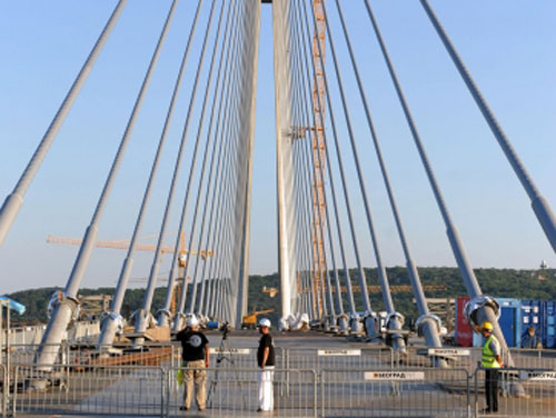 Мост преко Саве код Аде Циганлије, који урбанистичким, саобраћајним, еколошким и естетским квалитетима представља најновија достигнућа у области мостоградње, спојио је чукаричку и новобеоградску обалу ријеке.