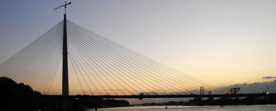 Мост преко Саве код Аде Циганлије, који урбанистичким, саобраћајним, еколошким и естетским квалитетима представља најновија достигнућа у области мостоградње, спојио је чукаричку и новобеоградску обалу ријеке