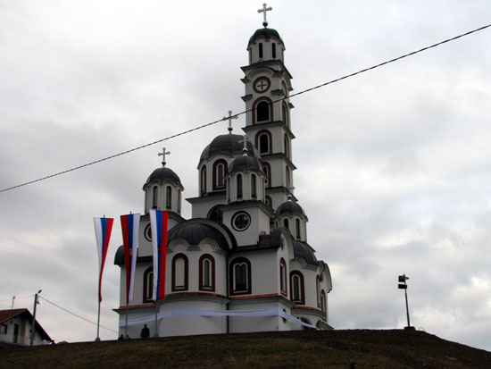 Новосаграђена црква посвећена Покрову пресвете Богородице у модричком насељу Вишњик 