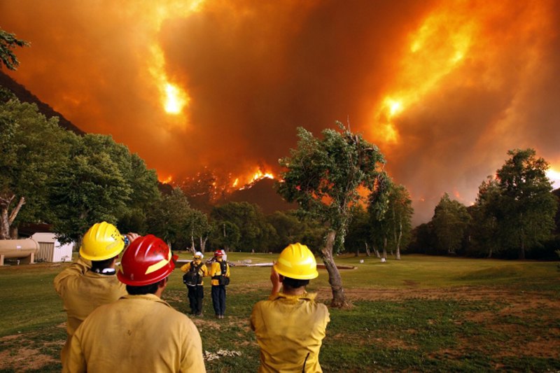 Шумски пожари и даље бјесне у Калифорнији гдје су угрозили 4.000 домова на брдима сјеверно од Малибуа...