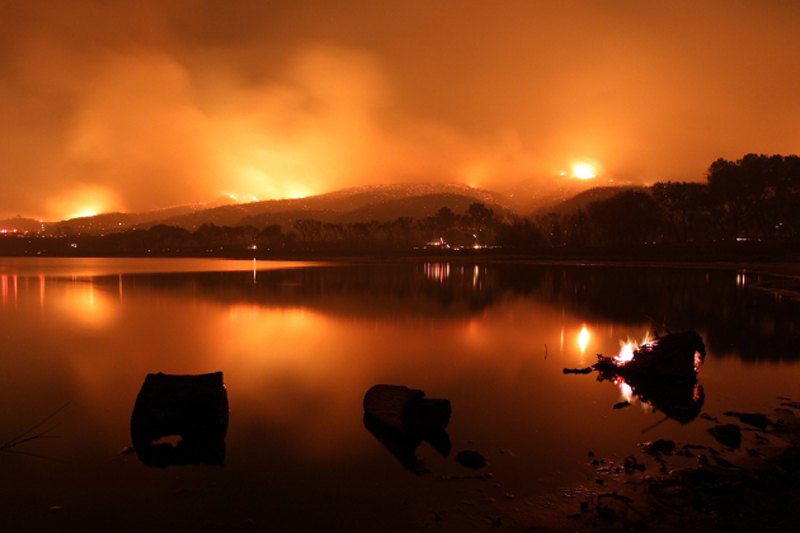Шумски пожари и даље бјесне у Калифорнији гдје су угрозили 4.000 домова на брдима сјеверно од Малибуа...
