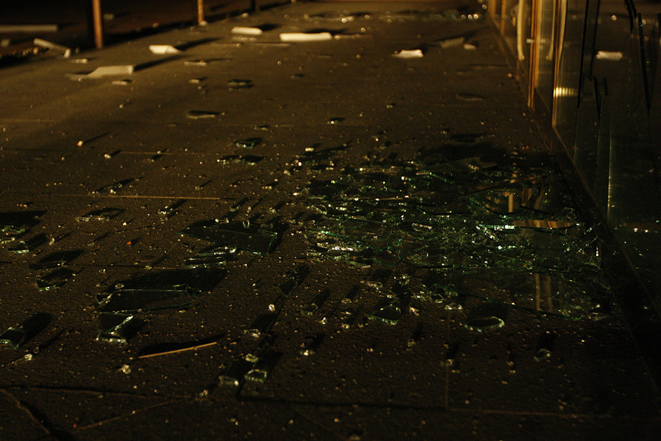Експлозија се десила код улаза у Ледену дворану, информација o повријеђеним нема, причињена је материјална штета.. (Фото: Един Хаџихасић)