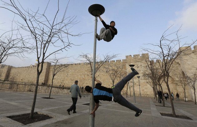 Млади палестинси вјежбају паркур у старом граду Јерусалима