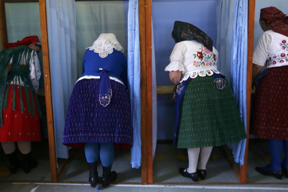 Мађарске жене у народним ношњама гласају на бирачким мјестима у близини Будимпеште током парламентарних избора (фото: Laszlo Balogh/Reuters)