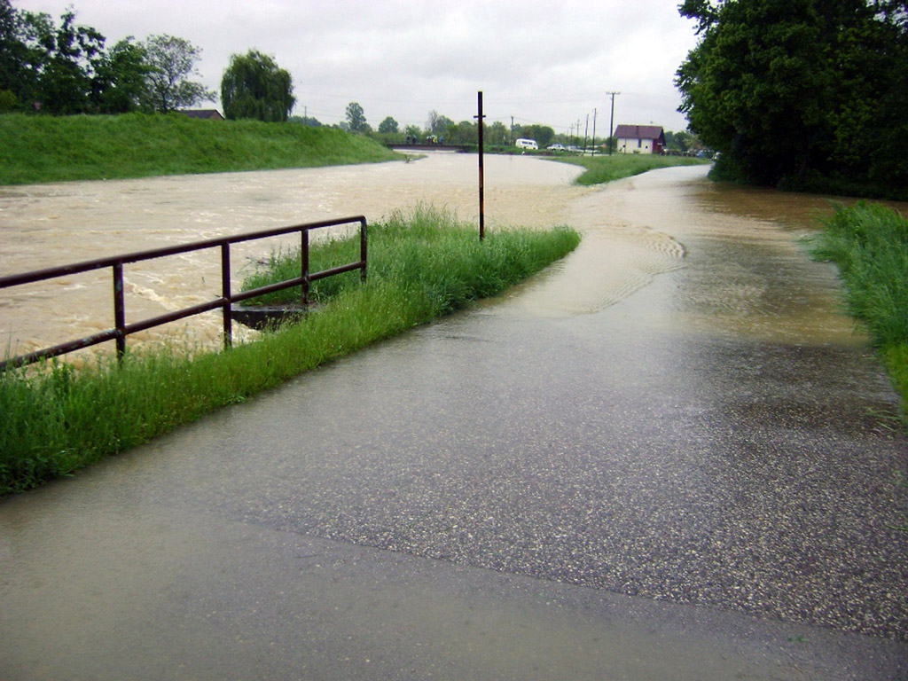 На подручју општине Пелагићево поплаве су угрозиле 35 домаћинства...