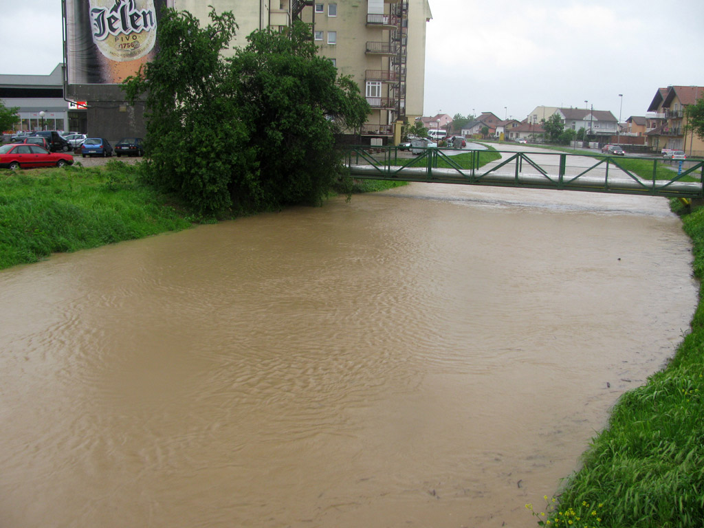 Бијељина: Канал Дашница који пролази кроз град пријети изливањем...
