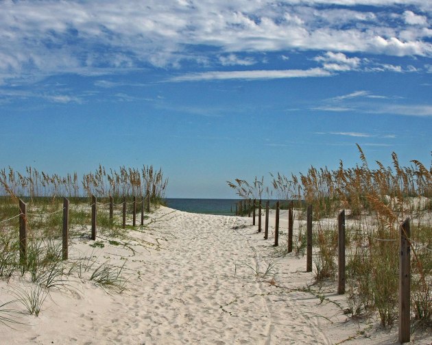 Треће мјесто је заузела плажа острва Свети Ђорђе, на Флориди. Ово је плажа са шктрипутавим, чистим пијеском у који зарањате ноге док улазите у воду пуну успаваних ража...