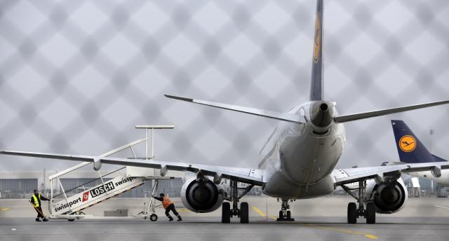 Пилоти њемачке авиокомпаније Луфтханзе  због спора са управом авиокомпаније око пензионог програма, ступили су данас у штрајк на аеродрому у Минхену, тако да ће бити отказано 110 од укупно 160 летова, јављају немачки медији.