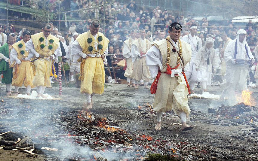 Јуки ђи храм на планини Такао: Припадници Шукендо религије изводе "Хиватара-Матсури", шетња кроз жар  (Фото:Aflo/REX)
