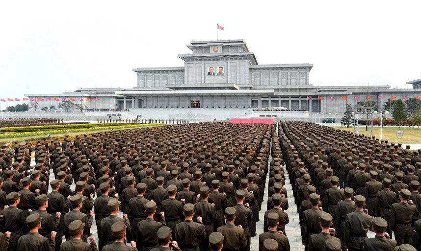 Пјонгјанг - Армија обиљежава годишњицу рођења некадашњег вође Ким Ил-сунга на Кумсусан Палати Сунца. (Фото: 
REUTERS/KCNA)
