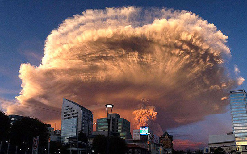Вулкан Кабуко на југу Чилеа избацио је густи облак пепела и дима 20 километара у небо у првој ерупцији у посљедњих више од 50 година.
