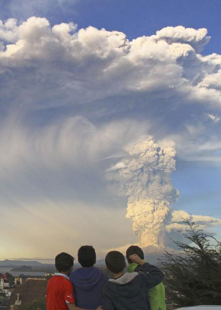 Вулкан Калбуко прорадио је први пут у 42 године, избацујући огроман облак пепела.