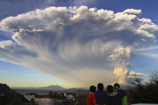 Вулкан Калбуко прорадио је први пут у 42 године, избацујући огроман облак пепела.
