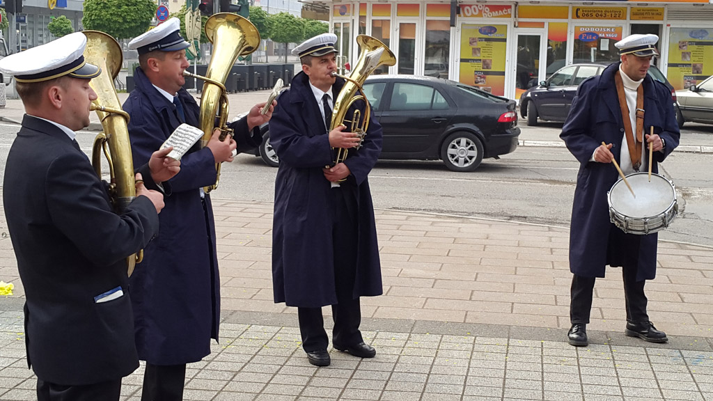 Звуцима Градског дувачког оркестра на традиционалном уранку, јутрос је у Градском парку у Добоју почело обиљежавање 1.маја - Међународног празника рада...