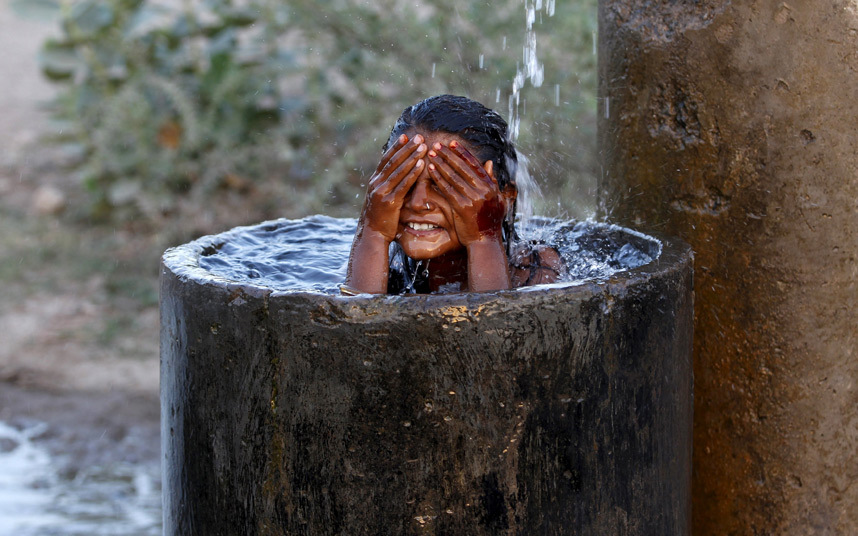 Дјевојчица покушава да се охлади током топлих дана који су погодили Индију гдје су температуре ишле и изнад 45 степени...