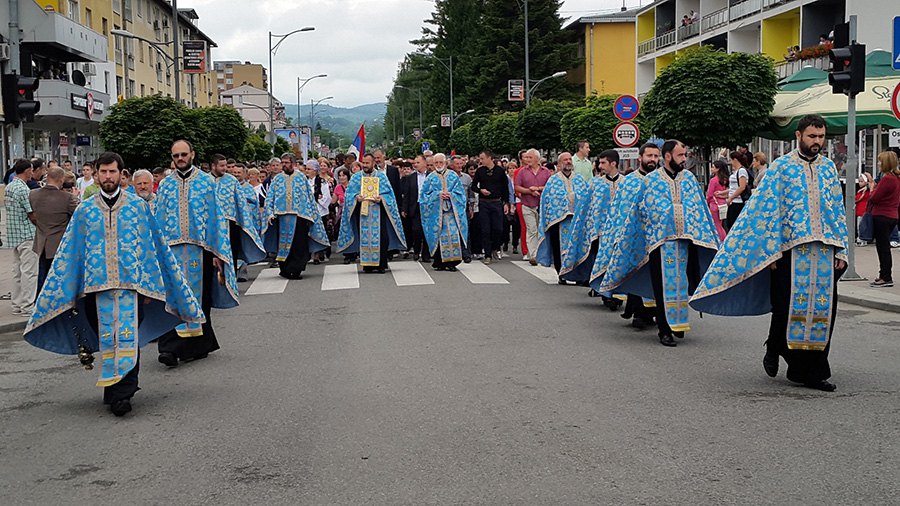 Велики број вјерника учествовао је данас у литији улицама Добоја поводом Видовдана и прославе шест вијекова града