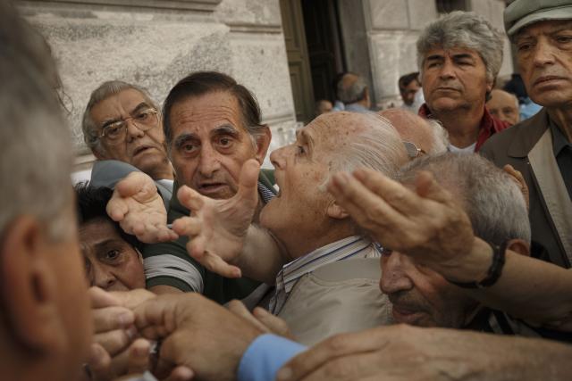 Данас су у Грчкој специјално отворене банке које ће исплаћивати пензије пензионерима који немају банковне картице.