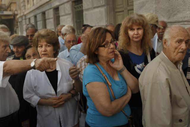Данас су у Грчкој специјално отворене банке које ће исплаћивати пензије пензионерима који немају банковне картице