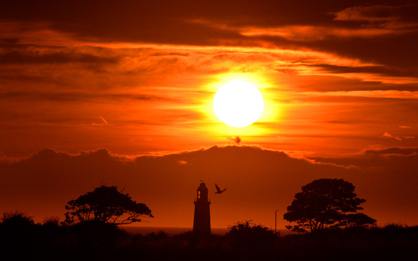 Сјеверна Европа: Излазак сунца над Витлеј Бејом изнад светионика Св Марије  (Фото:Owen Humphreys/PA )