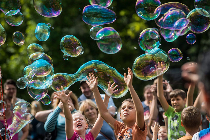 Дјеца уживају у игри са балонима у Мађарској