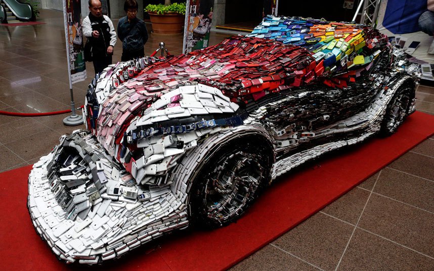 Модел аутомобила направљен од мобилних телефона тајванског умјетника