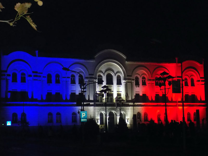 Бањалука је, као знак солидарности са грађанима Париза, освијетлила Културни центар Бански двор бојама заставе Француске, као што су то учинили градови широм свијета.