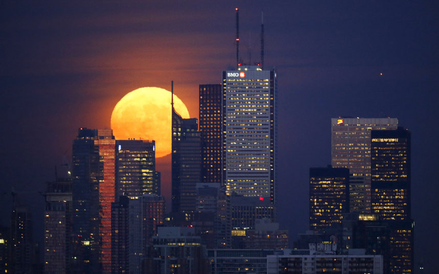 Пун мјесец изнад финансијског дистрикта у Торонту / Канада (Фото: REUTERS/Mark Blinch)