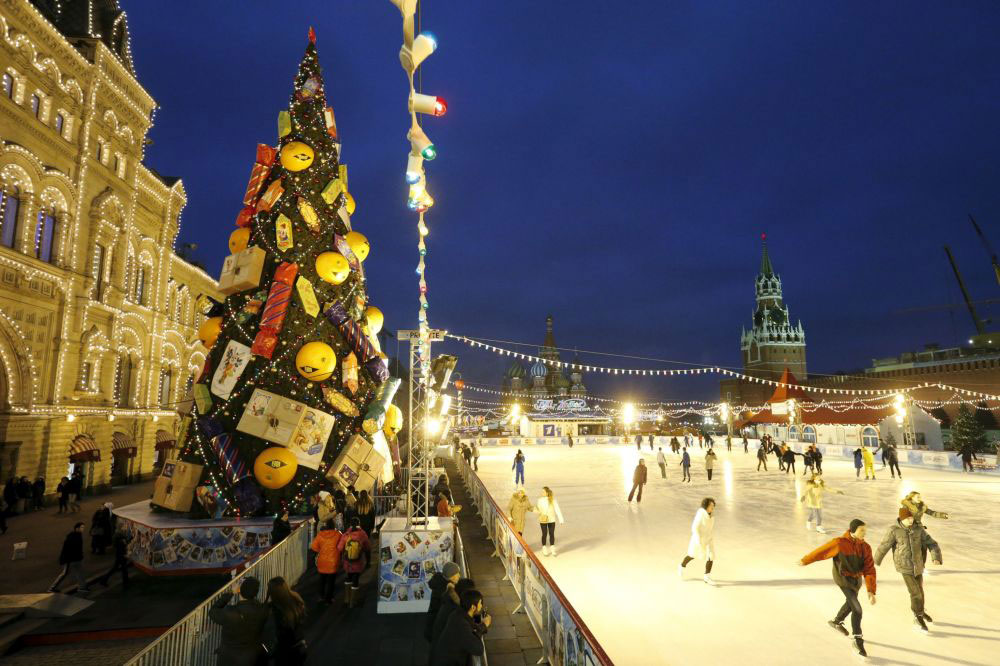 Јелка поред клизалишта на Црвеном тргу у Москви (Фото: rs.sputniknews/ Maxim Zmeyev)
