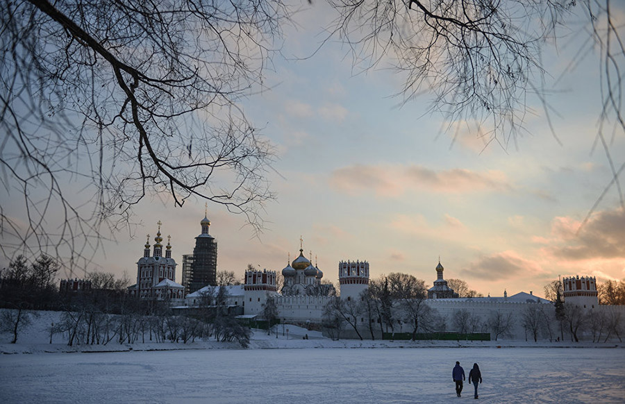Московска зимска бајка:
Људи ходају по замрзнутом језеру у близини манастира Новодевичји у Москви (фото:© Sputnik/ Vladimir Astapkovich)