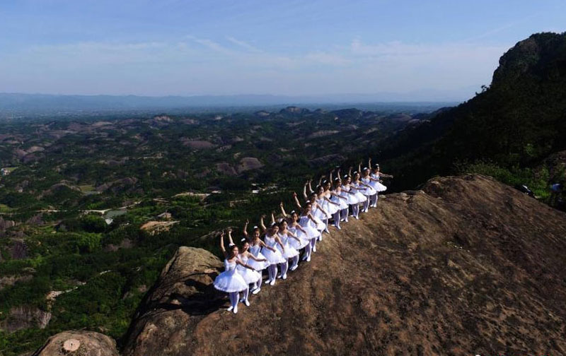 Кина - Група љубитеља балета на "стакленој литици" у централној кинеској области Хунан   (Фото:Chinanews.com)