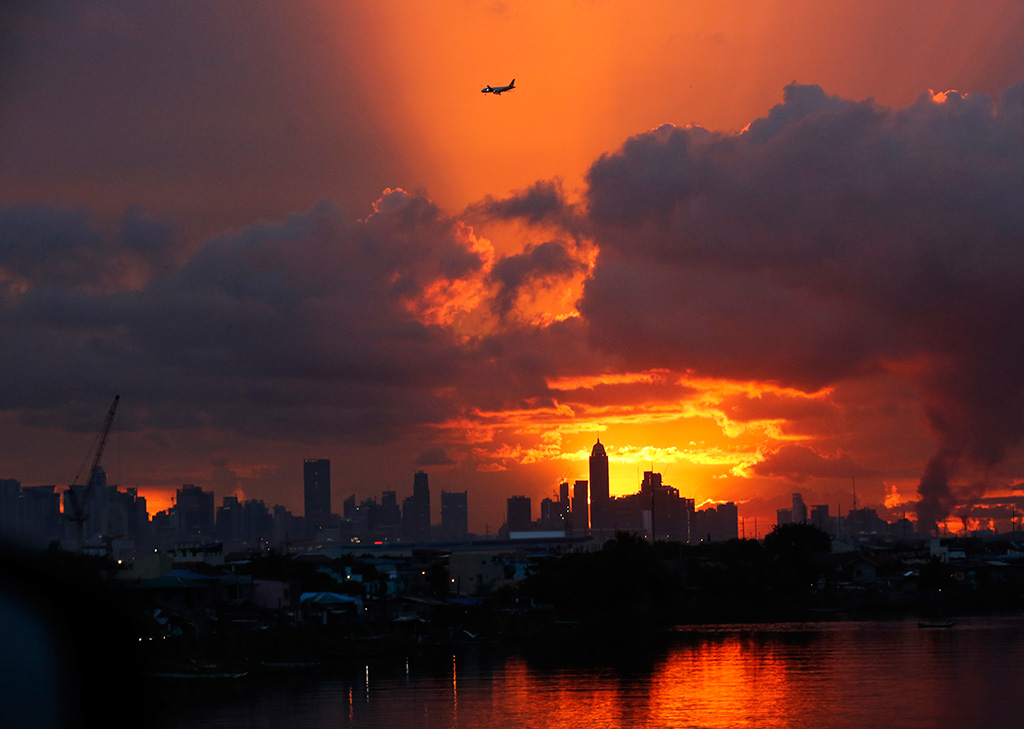 Залазак сунца на југу Маниле (Фото: EPA / Francis R. Malasig)