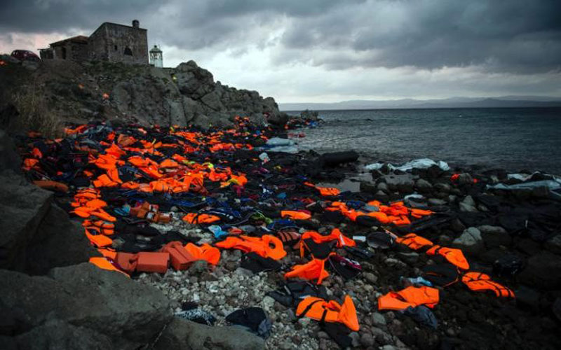 Грчко острво Лезбос - одбачени појасеви за спасавање