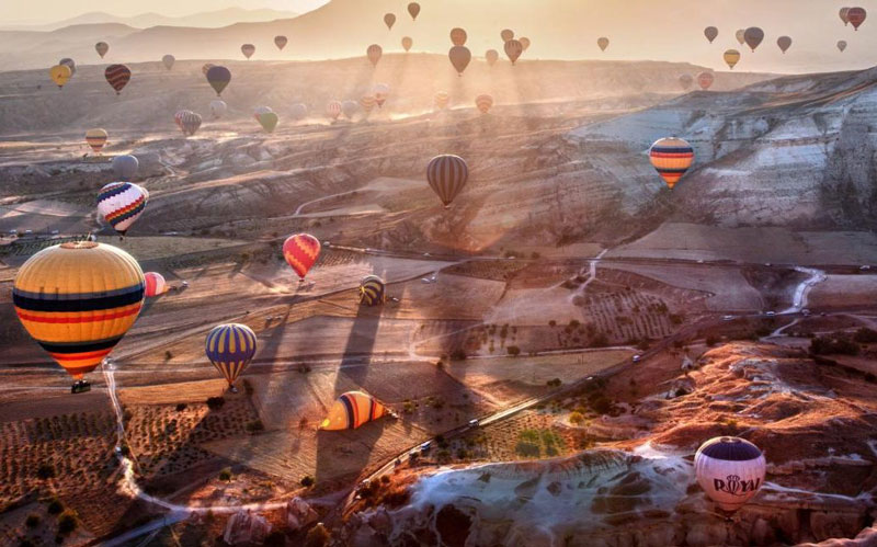 Балони превозе туристе у Кападокији, Турска  (Фото: Giulio Montini/Solent News)