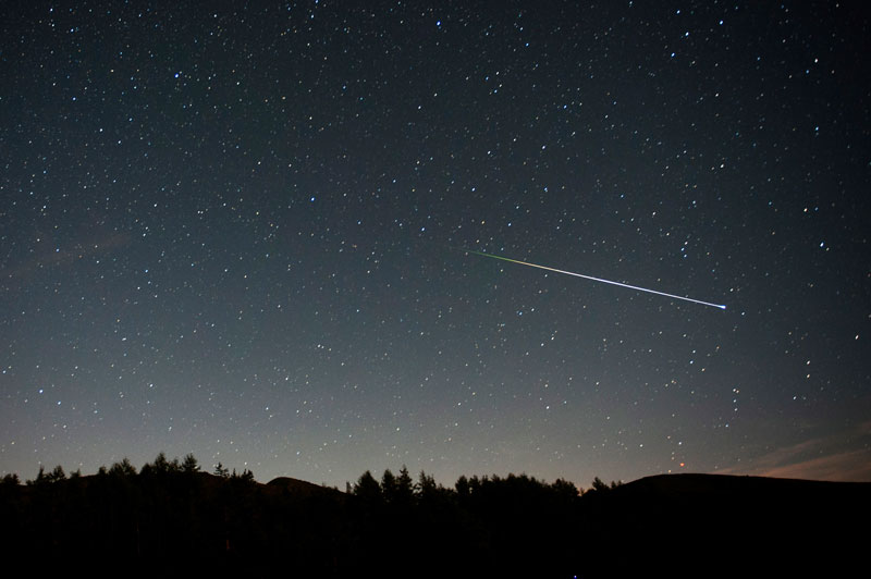 Метеори изнад села Сан Мигел де Агуаио (Фото:EPA/PEDRO PUENTE HOYOS)