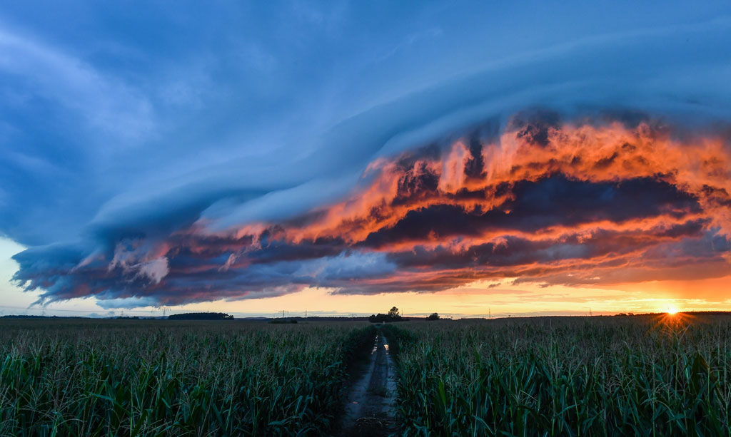 Формација олујних облака, иако се стиче утисак као да је само у питању зазалак сунца у Петерсдорфу у Њемачкој... (Фото: epa/Patrick Pleul)