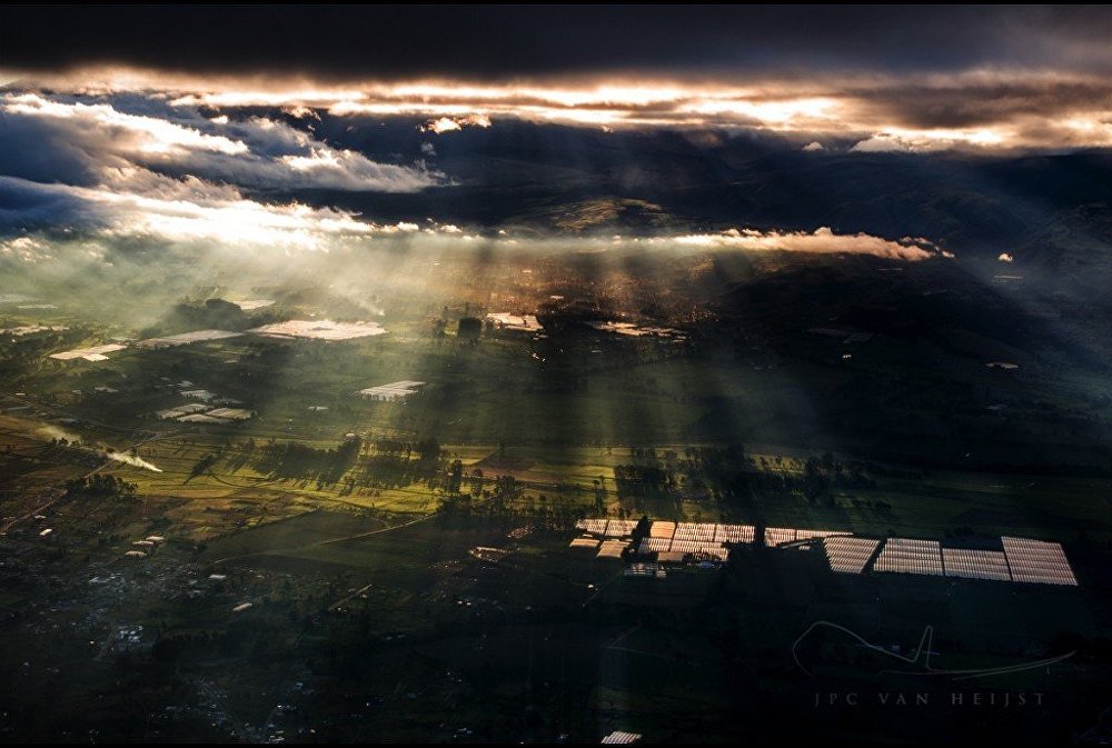 Поглед из кокпита - сунчева свјетлост пробија се кроз облаке у Латакунги у Еквадору (Фото: Christiaan Van Heijst)