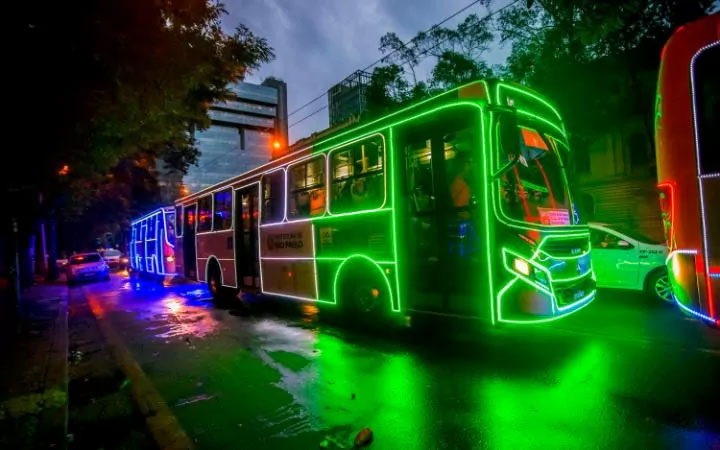 Лед декорисан аутобус у Бразилу