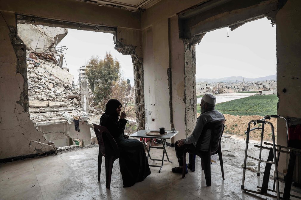 Жена и муж испијају кафу у кући, у оном што је остало од куће, у Дамаску... (Сирија) (Фото: Sameer al-Doumy/AFP/Getty Images)