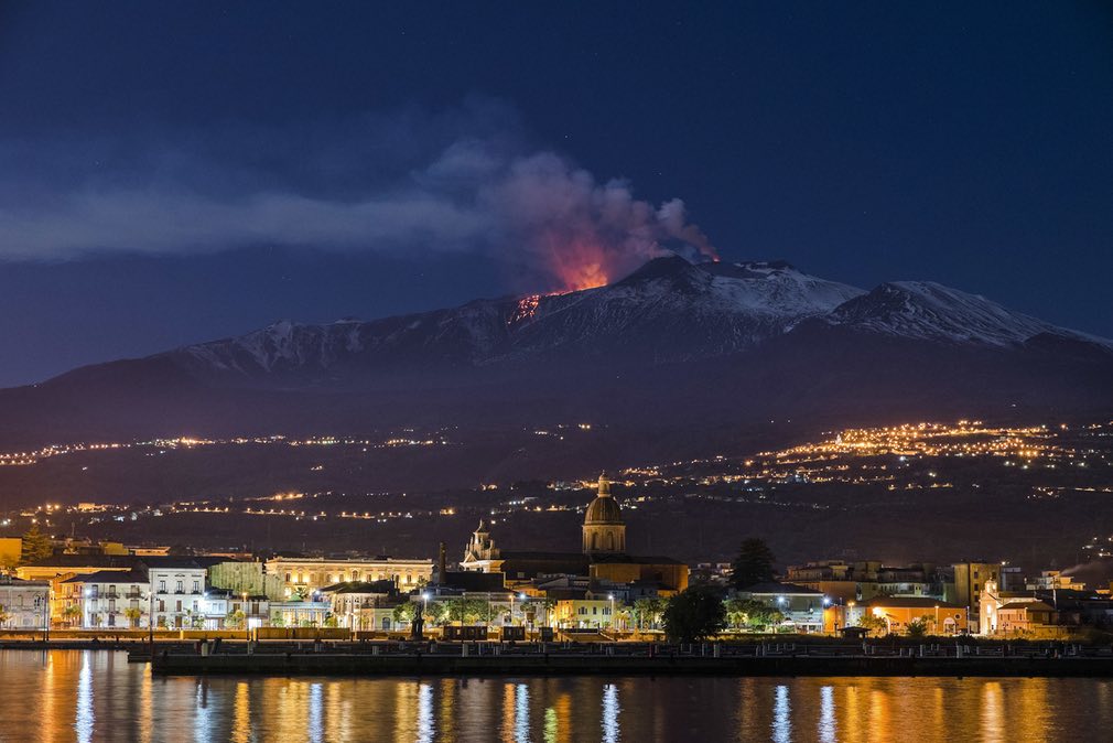 Град Рипосто на Сицилији - Етна, најактивнији вулкан у Европи, избацује лаву... (Фото: Salvatore Allegra/AP)