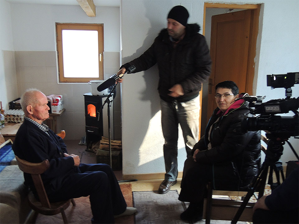 Дио екипе на снимању свједока Mиленка Лујића о страдању цивила у околини Шипова