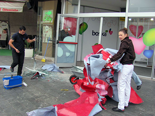 Пљачкаши истргли и однијели банкомат Рајфајзен банке у Робној кући "Боска" - Фото: СРНА