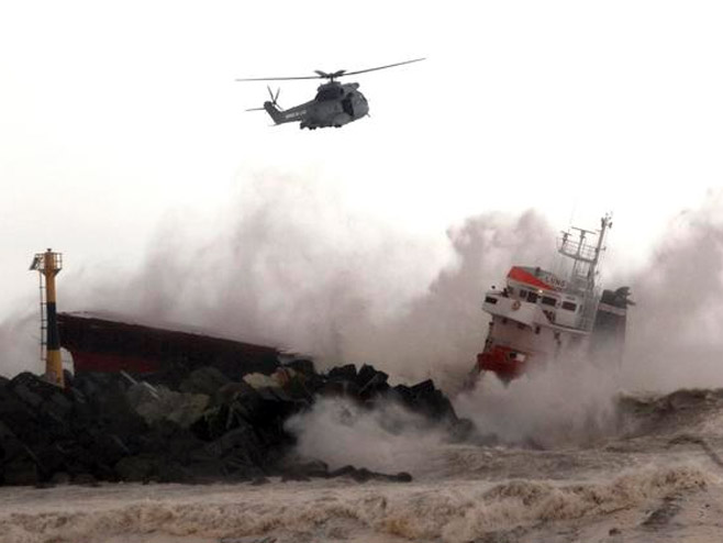 Брод ударио у стијену и преполовио се - Фото: AP