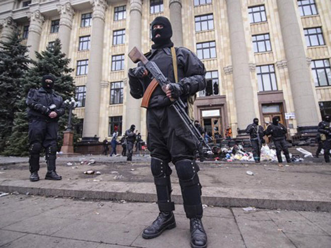 Украјински специјалци у Харкову испред зграде локалних власти - Фото: Beta/AP