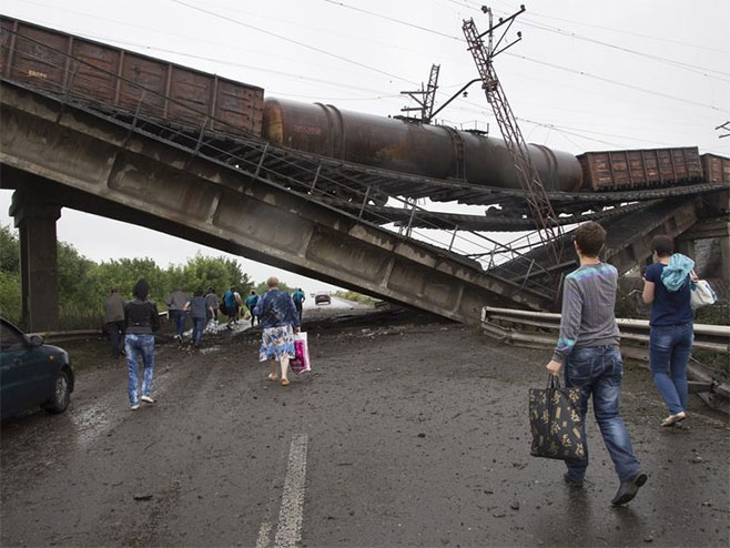 Украјина: срушени мост према Доњецку - Фото: AP