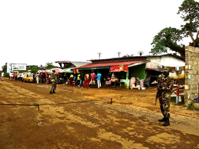 Нападнута болница, заражени еболом - Фото: REUTERS
