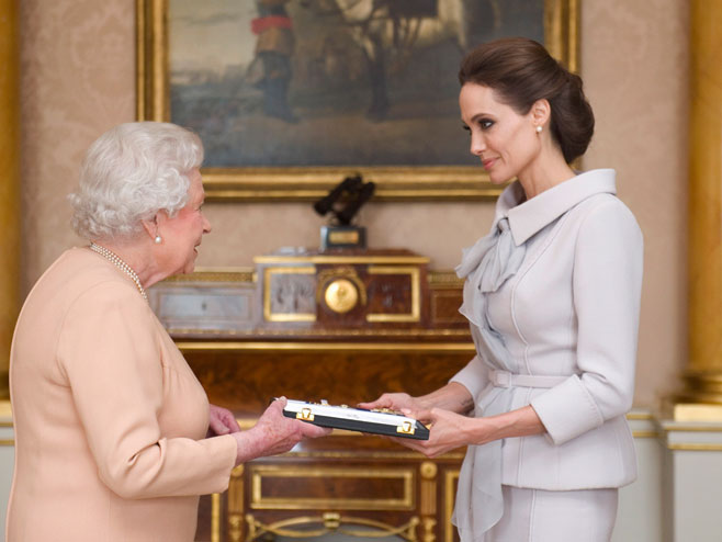 Анџелина Џоли и краљица Елизабета - Фото: РТРС