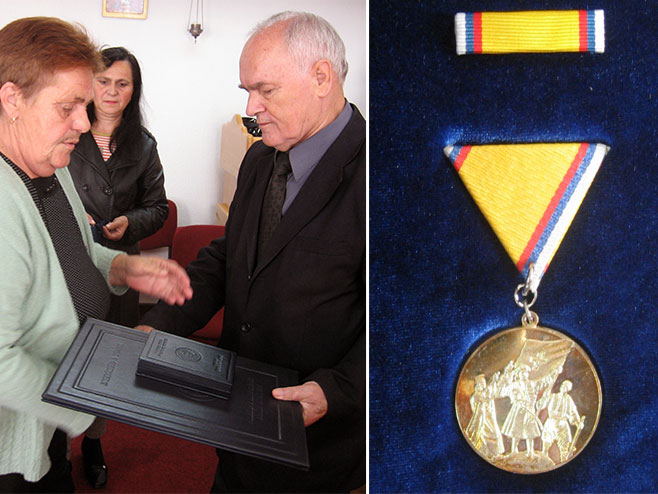 Недељко Митровић уручио је медаље породицама 14 постхумно одликованих бораца - Фото: СРНА