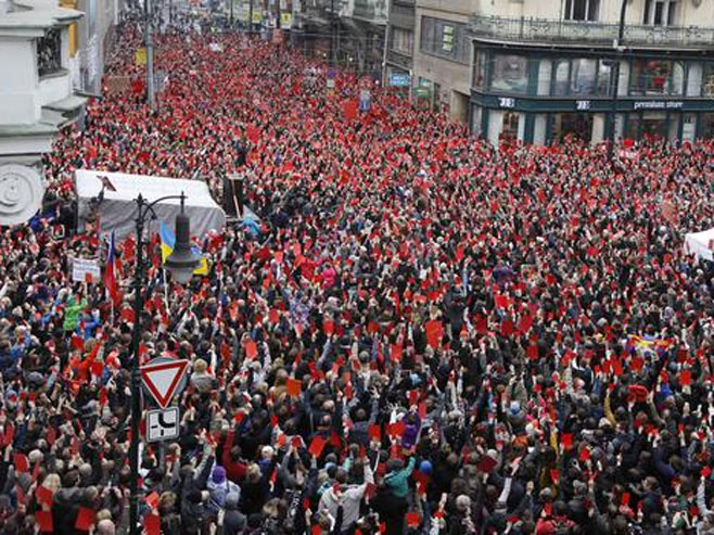 Праг: Протести против предсједника Милоша Земана на 25. годишњицу "плишане револуције" - Фото: AP
